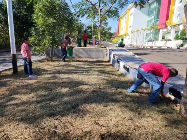 UPT. TIK Melaksanakan Kegiatan Rutin Jumat Bersih..